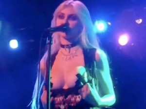 taylor momsen flashing boobs - seins nus