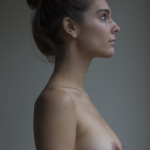 Caitlin Stasey nue jolie poitrine